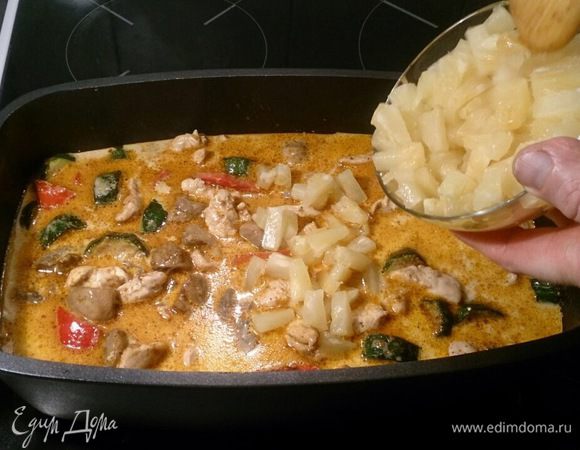 Добавляем консервированный кусочками ананас.