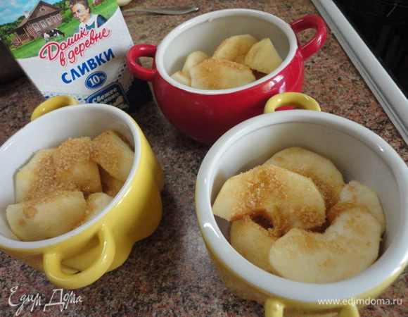 Яблоки очищаем от кожицы и сердцевины, нарезаем на четвертинки и укладываем в формы для запекания. Посыпаем коричневым сахаром по одной чайной ложечке. По желанию можно добавить щепотку корицы. Запекаем в духовке 15 минут при температуре 200°С. В рецепте не говорилось о смазывании формочек. Я тоже не делала этого. Как показал результат, в этом нет необходимости.