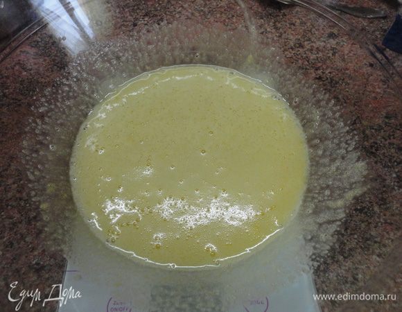 В это время желтки взбиваем с сахаром.