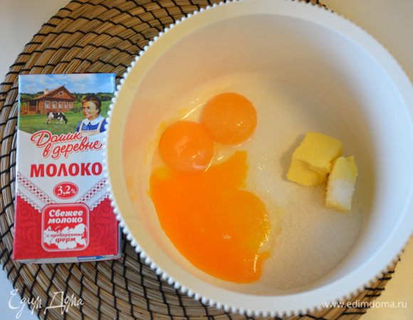 Отделить желтки от белков. К желткам добавить мягкое сливочное масло «Домик в деревне», сахар.