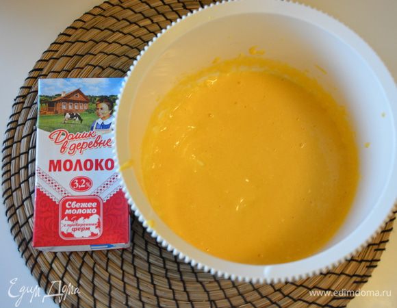 Растереть желтки с сахаром и маслом. Я немного взбивала миксером.