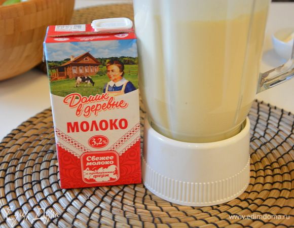 Добавить молоко «Домик в деревне» комнатной температуры и просеянную муку, взбить блендером, чтобы не было комочков. 