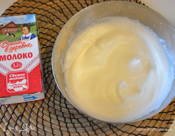 Отдельно взбить белки с солью в пышную пену.