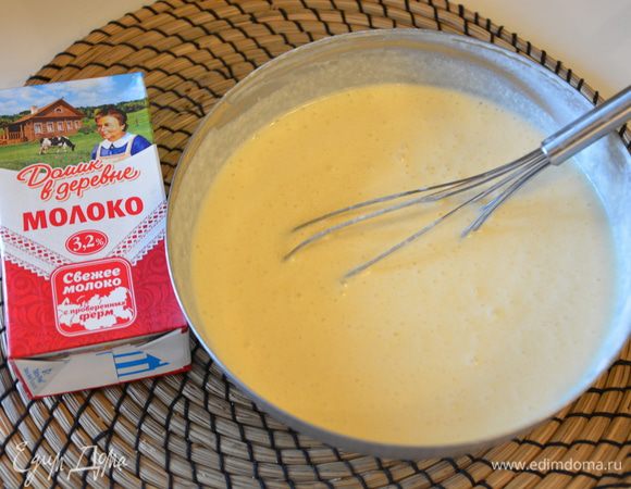 Добавить взбитые белки к молочной массе, хорошо перемешать миксером или венчиком. Масса должна литься.