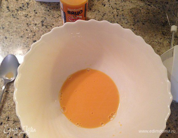 Яйцо взбить с сахаром.