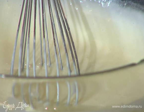 Приготовить тесто: яйца соединить с сахарной пудрой, 100 мл молока и 1 ст. ложкой оливкового масла, все посолить и перемешать венчиком, всыпать муку и перемешать еще раз, затем влить оставшееся молоко, вымешать тесто и дать ему отдохнуть.