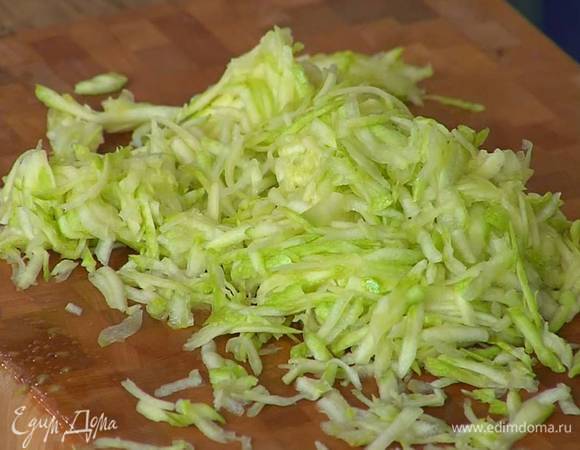 Цукини натереть на крупной терке и отжать бумажным полотенцем лишнюю влагу, затем посолить, перемешать, дать постоять и еще раз промокнуть бумажным полотенцем.