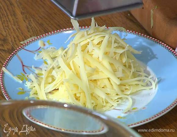 Весь сыр натереть на крупной терке.