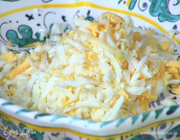 Яйца отварить вкрутую, затем почистить и натереть на крупной терке.