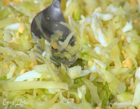 Приготовить начинку, перемешав цукини с натертыми яйцами и половиной сыра.