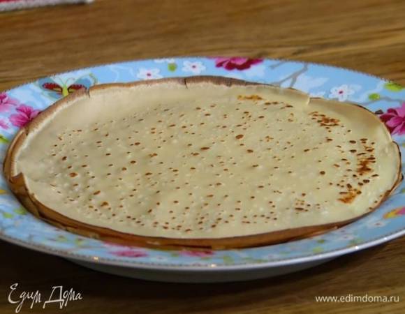 Разогреть сковороду, слегка смазать ее с помощью кисточки оливковым маслом и испечь блины.