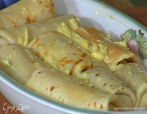 Смазать конвертики предварительно размягченным сливочным маслом и посыпать оставшимся натертым сыром.