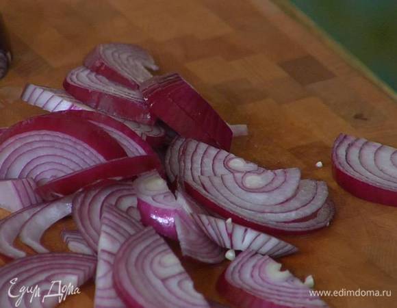 Красный лук почистить и нарезать полукольцами.