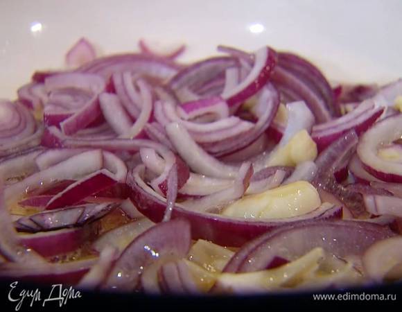 Разогреть в тяжелой, глубокой сковороде по 1 ст. ложке оливкового масла Extra Virgin, обычного оливкового и сливочного масла и обжарить лук и чеснок.