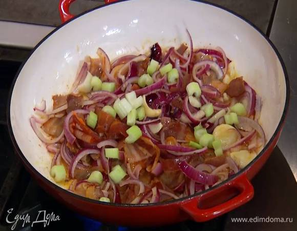 Грудинку нарезать небольшими кусочками, добавить в сковороду и обжарить на сильном огне до золотистого цвета.