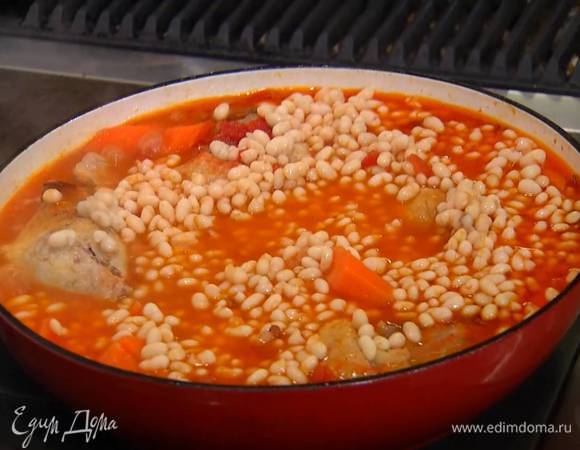 Добавить к ножкам вареную фасоль, все посолить, перемешать и еще немного прогреть.