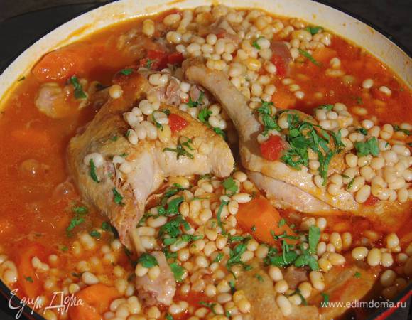 Петрушку мелко порубить и посыпать готовое блюдо.