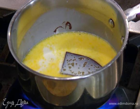 Влить в кастрюлю 250 мл молока, добавить сливочное масло, шоколад и растопить все на небольшом огне, затем слегка остудить.