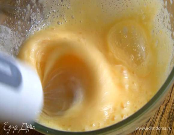 Яйца перемешать с сахарной пудрой и взбить блендером с насадкой-венчиком в пышную, воздушную массу, затем, продолжая взбивать, тонкой струйкой влить молочно-шоколадную массу.