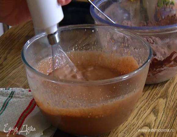 Муку соединить с какао и солью, влить оставшееся молоко и все перемешать, затем добавить яично-шоколадную массу, вымешать тесто и дать ему отдохнуть в теплом месте в течение двух часов.