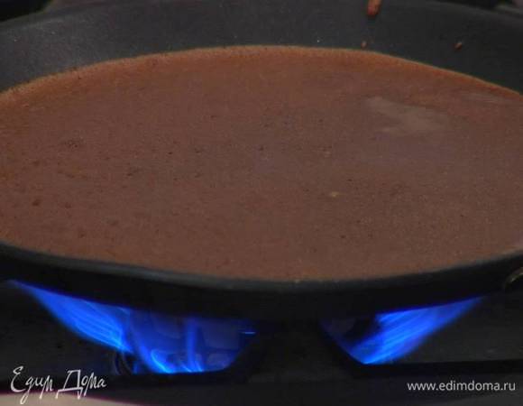 Блинную сковороду чуть-чуть смазать оливковым маслом и испечь блины.