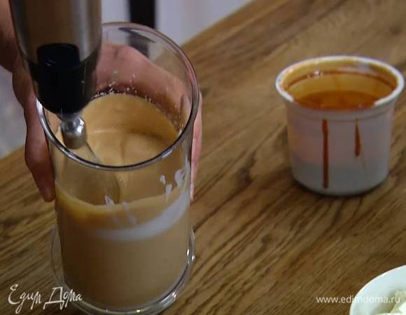 Приготовить крем: сливки взбить блендером с насадкой-венчиком в воздушную массу, затем добавить 1/2 банки вареной сгущенки и еще раз взбить.