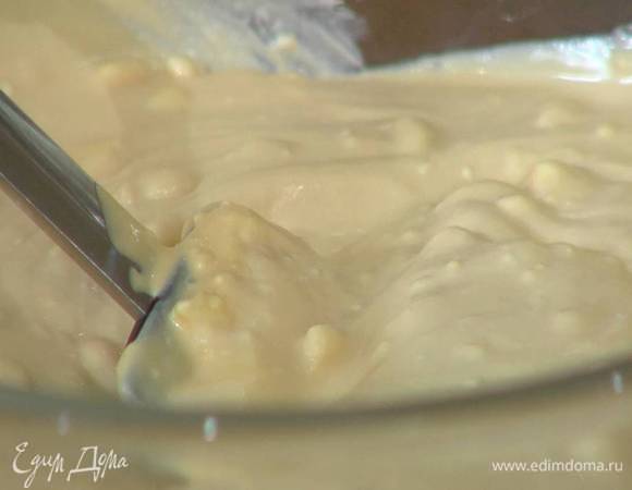 Сливочный сыр размять резиновой или деревянной лопаткой, затем добавить взбитые сливки со сгущенкой и вымешать все лопаткой.