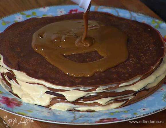 Уложить остывшие блины стопкой, смазывая каждый из них кремом, верх блинного торта смазать оставшейся вареной сгущенкой.