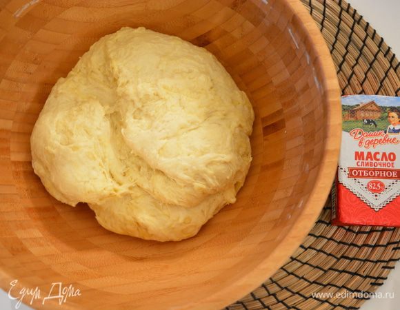 Дрожжи добавить в теплую воду, дать активизироваться. Растопить сливочное масло «Домик в деревне», добавить сметану «Домик в деревне», растительное масло, майонез, опару, перемешать. Добавить просеянную муку с солью. Сперва добавить 600 г, далее подбавлять по необходимости. Замесить эластичное тесто. Тесто калорийное и должно быть жирненьким, тогда оно будет рассыпчатым и вкусным. 