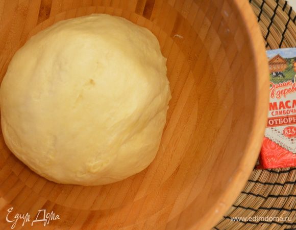 Накрыть тесто полотенцем и дать отдохнуть. А пока займемся начинкой.