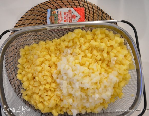 Картошку нарезать кубиками.
