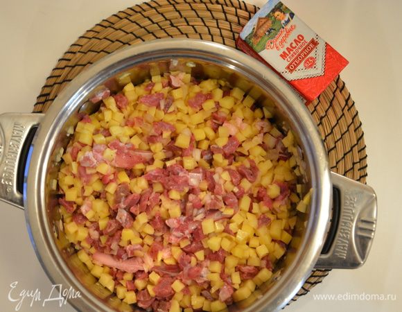 Мясо нарезать кубиками. Бедро утки также нарезать кубиками. Перемешать мясо (утиную кость тоже добавить), картошку и лук. 