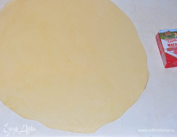 Тесто разделить на 2 части: 1 очень большую, другую поменьше. Большую часть раскатать в круг.