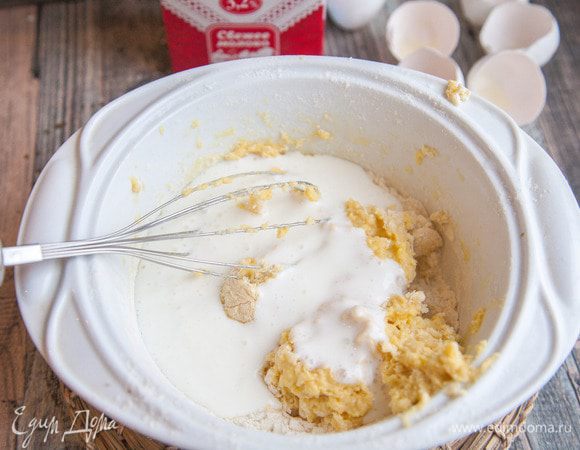 Добавить молоко «Домик в деревне», хорошо размешать.