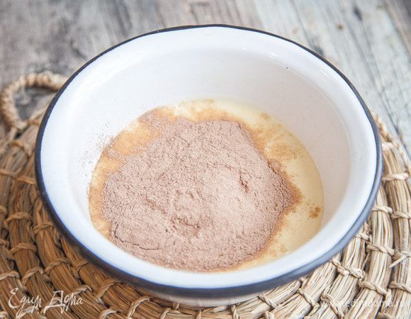 Часть теста вылить в другую емкость и добавить какао.