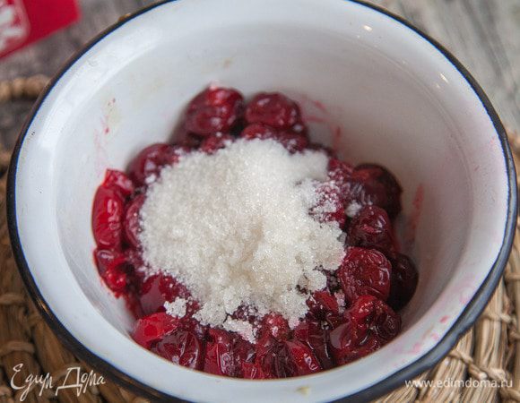 Приготовить начинку. Вишню смешать с сахаром. 