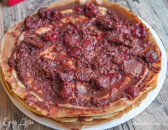 Выложить начинку на отложенный блинчик. Повторить со всеми блинами.