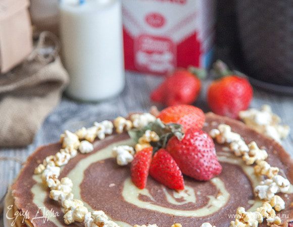 Украсить клубникой и попкорном.