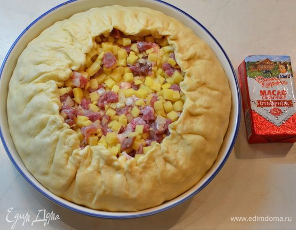 Собрать тесто, слегка защипывая края. Лишнее срезать.