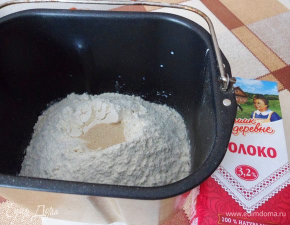 Для приготовления теста я воспользовалась услугами хлебопечки. Все ингредиенты для теста помещаем в ведерко хлебопечки согласно инструкции. В моей хлебопечке сначала загружаются жидкие продукты, а затем мука и дрожжи. Режим «Замес теста».