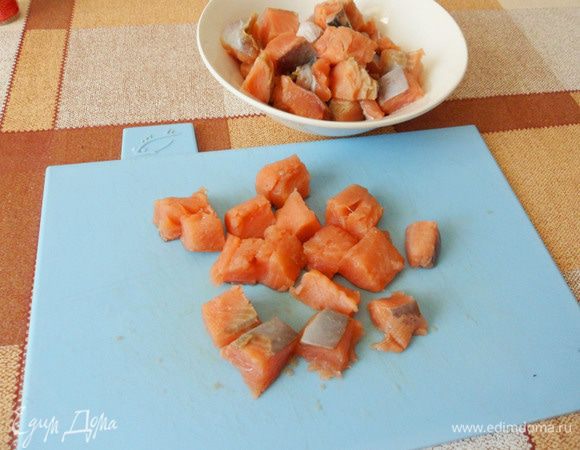 Пока идет замес теста, займемся начинкой для пирога. Филе  лосося нарезать кусочками 3 см толщиной.