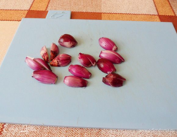 Красный лук-шалот нарежем лепестками.