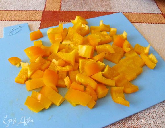 Желтый перец нарежем небольшими кусочками.