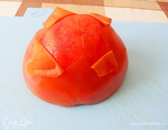 Помидор ошпарить кипятком. Снять кожицу. Нарезать небольшими кусочками, убрав семена и лишнюю жидкость.