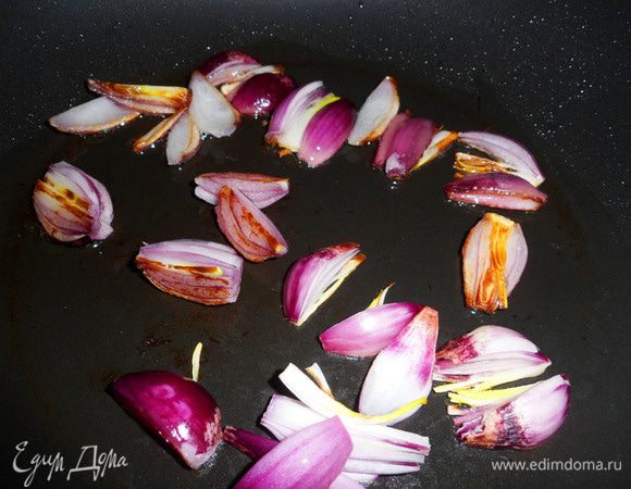 Лук обжарить на сильном огне. Одну минутку, чтобы получились красивые зажаринки.