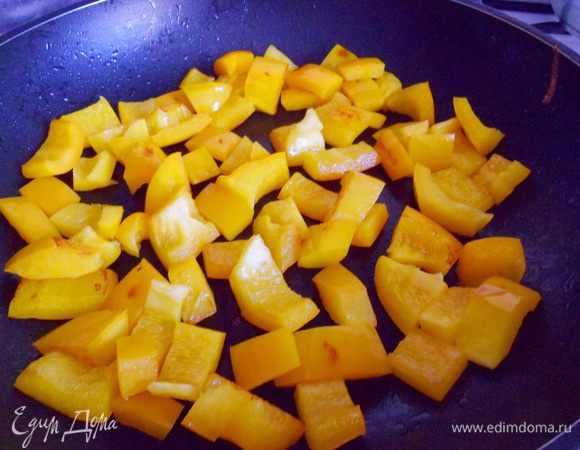 Перец  обжарить  одну минуту на сильном огне до первых зажаринок. 