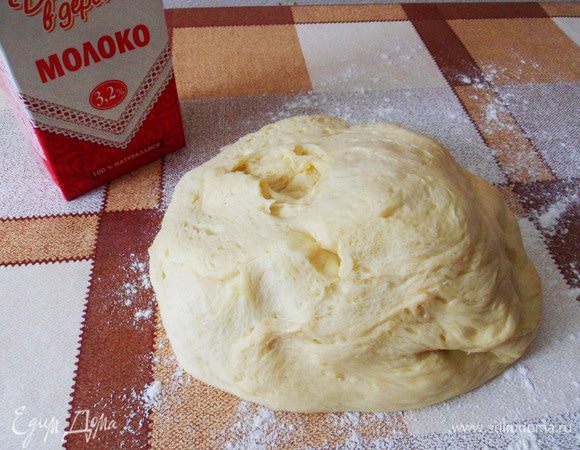 Вот так выглядит готовое тесто. Спасибо, хлебопечка!  Подошедшее тесто выложить на стол.