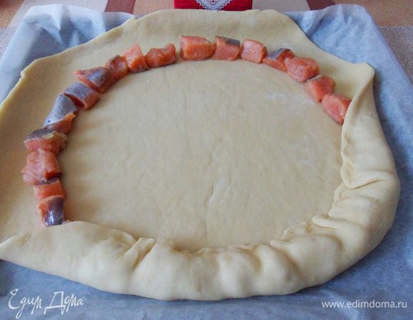 Завернуть край теста на лосось. Хорошо прижать.