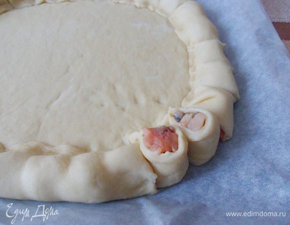 Нарезать валик кусочками около 4 см шириной и повернуть каждый кусочек рыбой вверх.