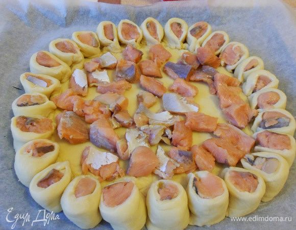 Оставшуюся рыбу поместить в центр пирога.